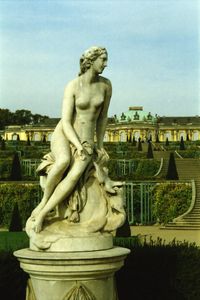Schloß Sanssoucis mit weiblicher Figur