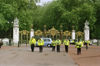 Buckingham Palace, Tor mit Polizisten
