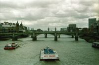 Millenium Bridge, Themse mit Tower Bridge