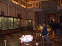 Saal mit Porzellan und Marmor-Skulptur