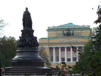 Alexandra-Theater, Denkmal Katharina d. Gr.