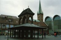 Marktkiosk mit Turm St. Peter