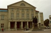 Nationaltheater mit Statue Schiller und Goethe